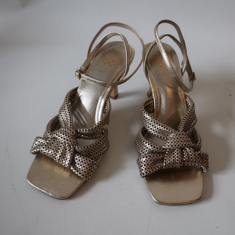 NWOB WOMENS VINCE CAMUTO EARLINA GOLD PERFORATED LEATHER ANKLE STRAP HEELS 8 *